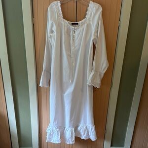 White Long Sleeve Nightgown size large 95% cotton 5% polyester